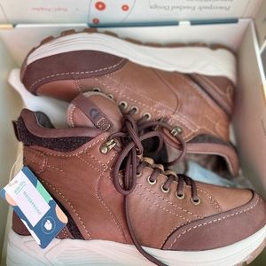 *** NEW Waterproof EARTH shoes size 9.5 - new ***